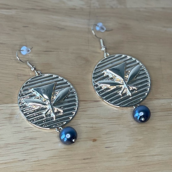 14k Gold Hawaiian Flag Earrings with Silver Pearl - Picture 4 of 8